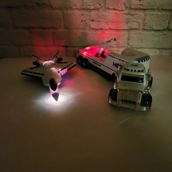 Hess Toy Truck and Jet Collectible 2010 - Picture 5 of 17